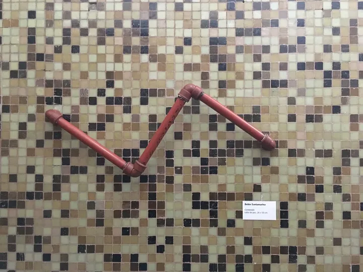 Consagrada, Septiembre - Noviembre 2017.  
Intervención n#5, Conexión. MARQ (Museo de Arquitectura), Buenos Aires, Argentina.
Tubos de PVC. 26 x 50 cm