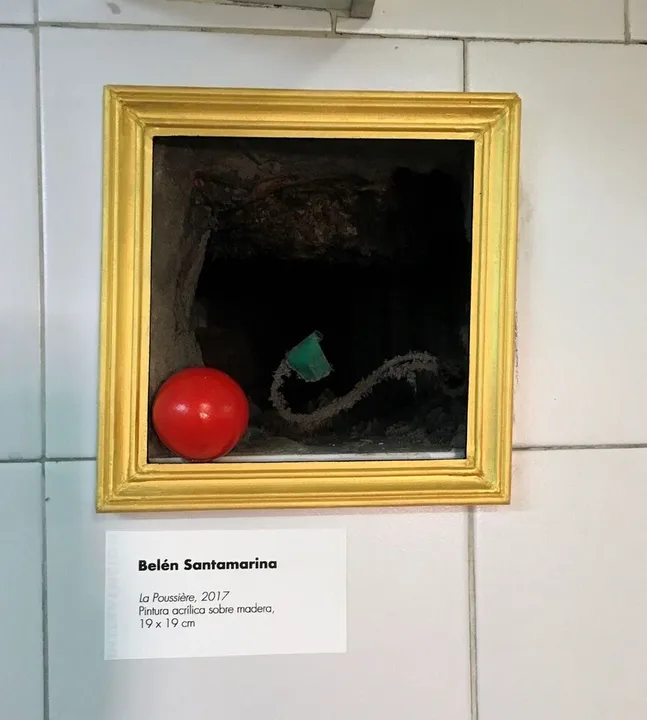 Consagrada, Intervención n#2 · La Poussière
Palais de Glace,  Buenos Aires, Argentina. 
Madera, pintura acrílica, papel.
Belen Santamarina