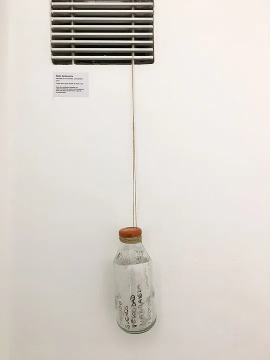 Consagrada, Intervención n#8 · Mensaje en una botella
PROA, Buenos Aires, Argentina. 
Grafito, papel, botella de vidrio, hilo.
Belen Santamarina