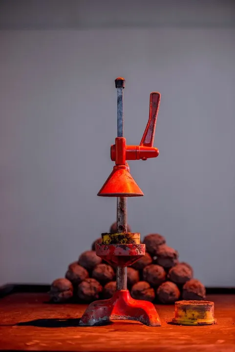 (Re)production system, 2019. Conserve Nº2 (Seed Capital) at Fundación Cazadores · Triangular Collective | Ph. Martina Mordau
(Re)production system, audio-visual installation. 15 minutes.
Video, table, soil, seeds, orange juicer adapted using 3d technology in order to create ecobombs, ecobombs, utensils.