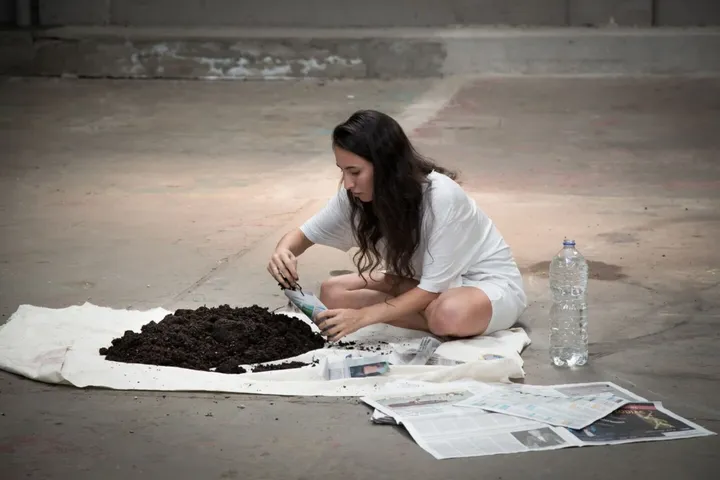 Sowing (Siembra), Performance, 15 mins. Ph: Marianela Depetro
During the performance seedlings of pumpkin, spinach, carrot and chard were made and offered to the public.